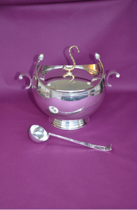 Andvakes tradisjonsrike punsjebolle er fremstilt av J. Tostrup i 1939 og har tydelig preg av samtidens klassiserende sølvsmedkunst. Det er inngravert latinske sitater samt navnene på dem som skjenket Andvake bollen til Andvakes 50-årsjubileum, både på lokk og fot. På selve bollen er inngravert: «A me esse alienum puto nihil humani», hvilket er utlagt: «Jeg anser intet menneskelig for å være meg fremmed». 